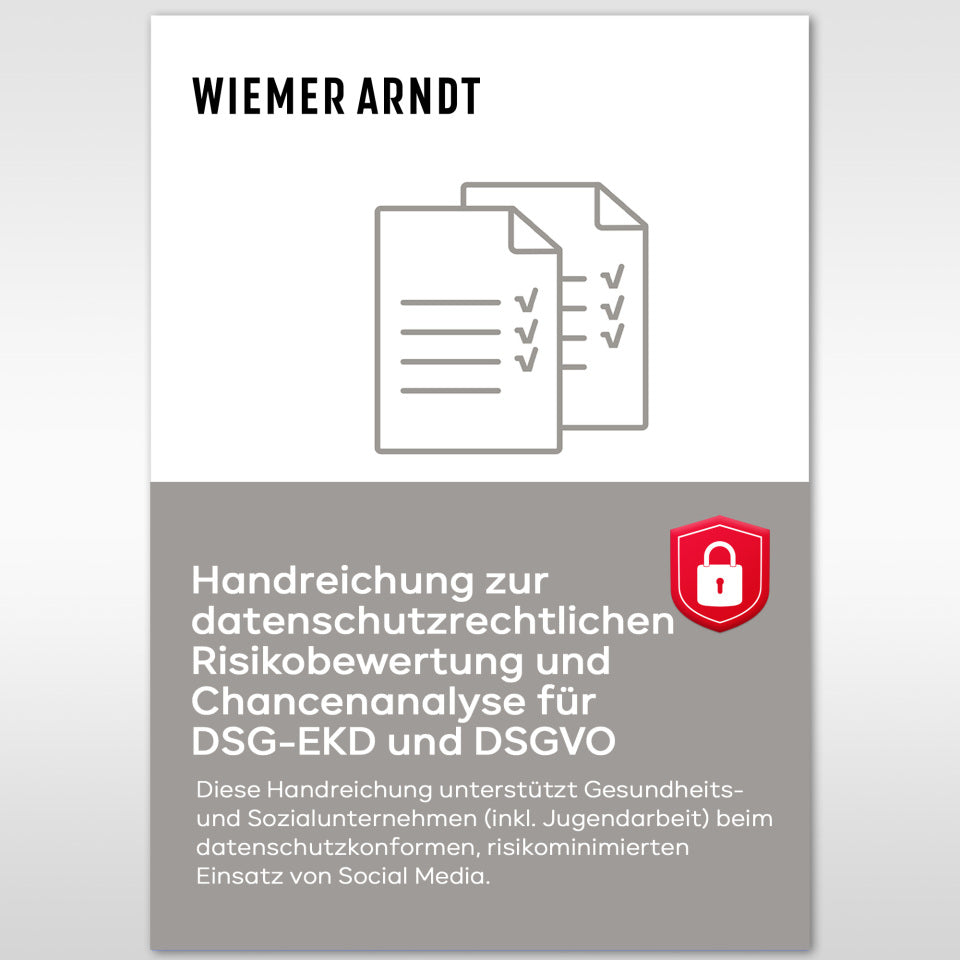 Ein Dokumentendeckel mit dem Titel WIEMER / ARNDT Datenschutz zeigt zwei sich überlappende Papiere. Darunter lautet der Text: Handreichung zur datenschutzrechtlichen Risikobewertung und Chancenanalyse für DSG-EKD und DSGVO, mit einem roten Vorhängeschloss-Symbol. Schulungen und Handouts für Mitarbeiter
